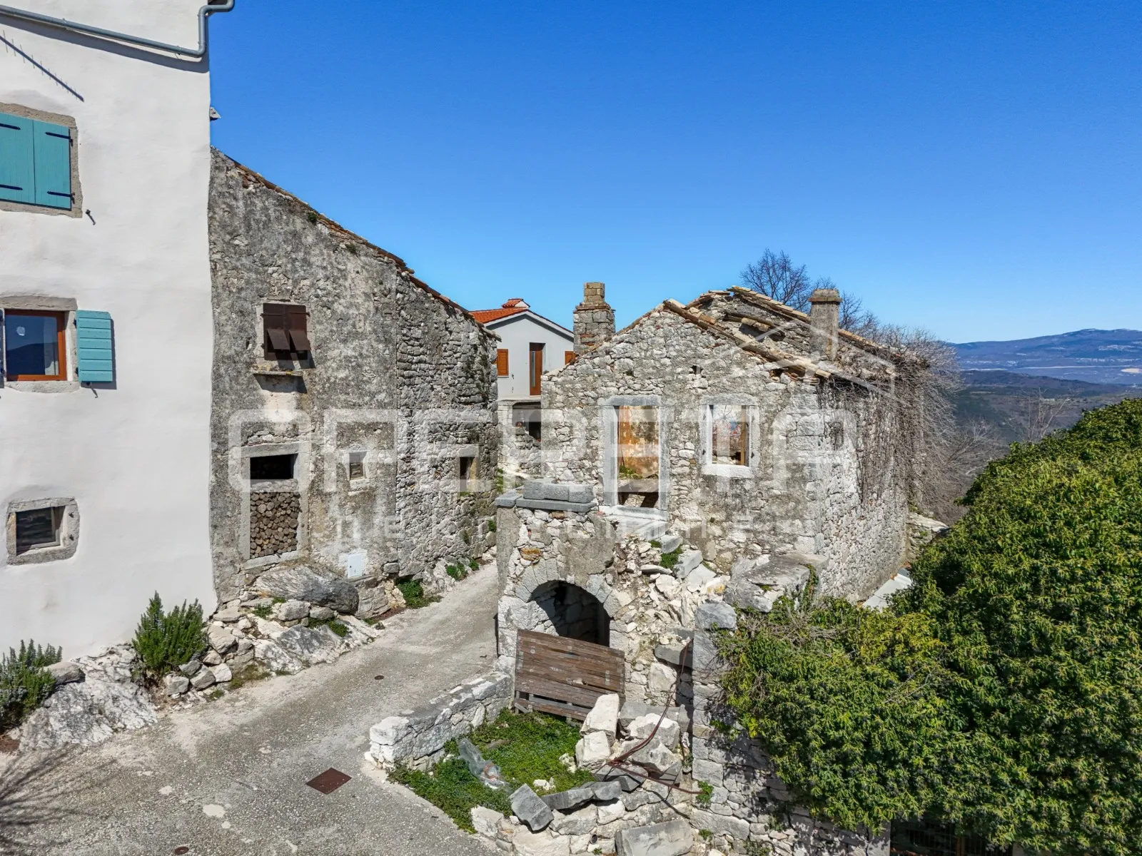 tri kuće u nizu za renovaciju na izvrsnoj lokaciji s panoramskim pogledom - slika 2