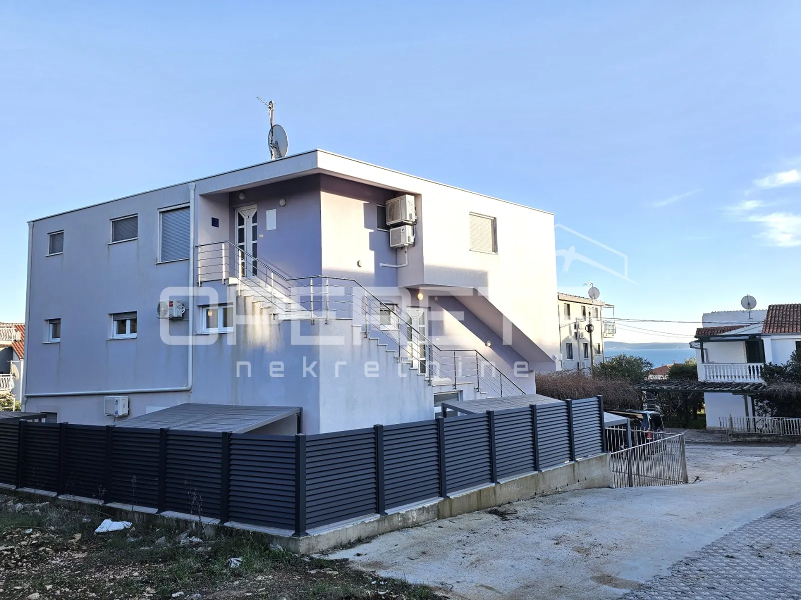 prostran stan s bazenom i parkingom, 81,20 m2, okrug gornji - slika 19