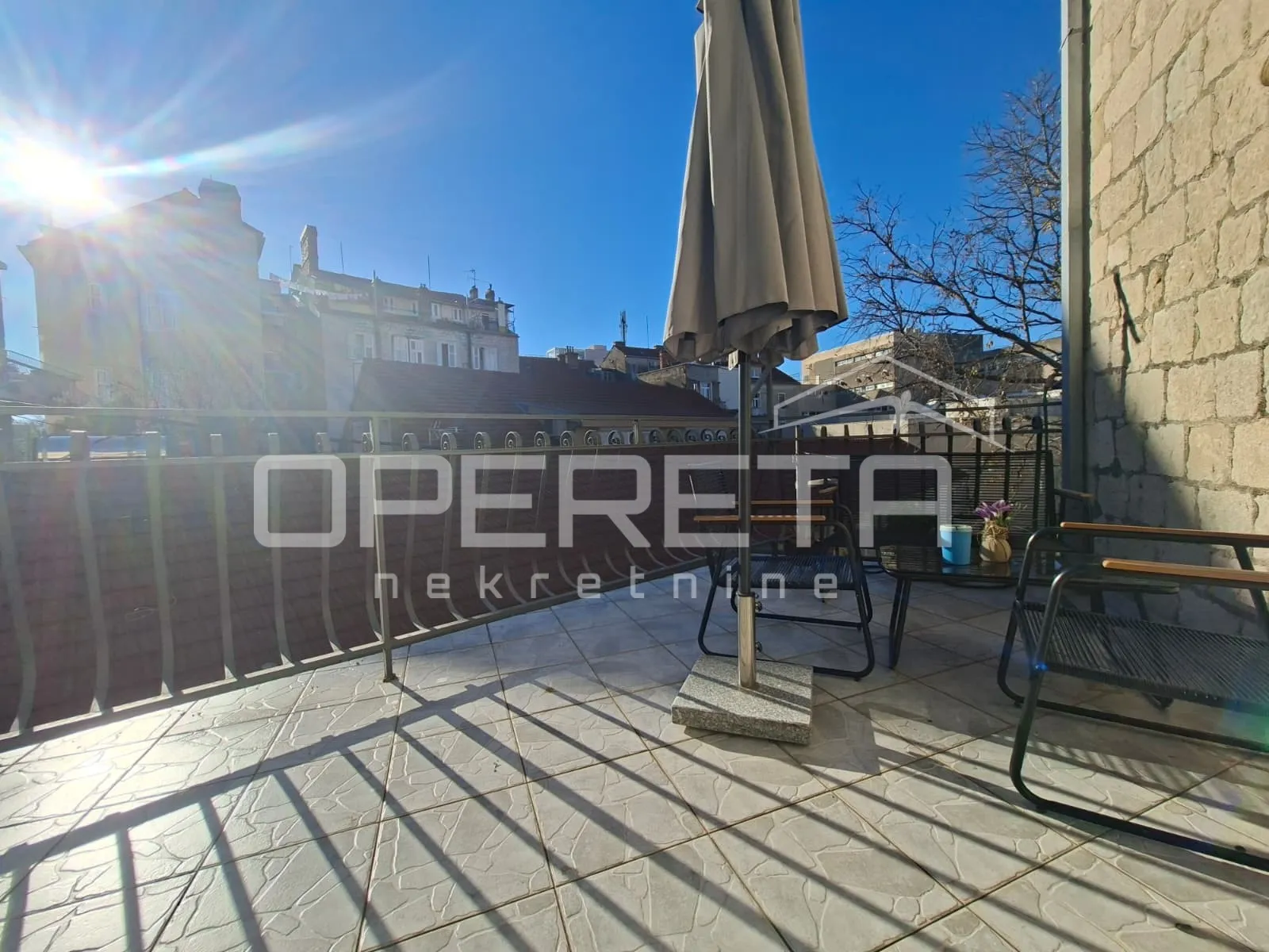 luksuzan stan u centru grada, 2 sobe , balkon - slika 10