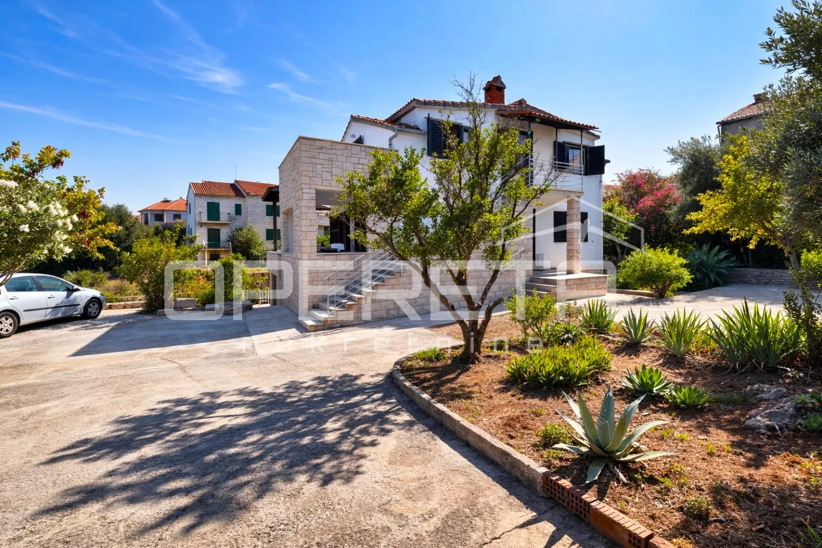 supetar, kuća 200 m2, 150 m od plaže, parcela 610 m2 - slika 2