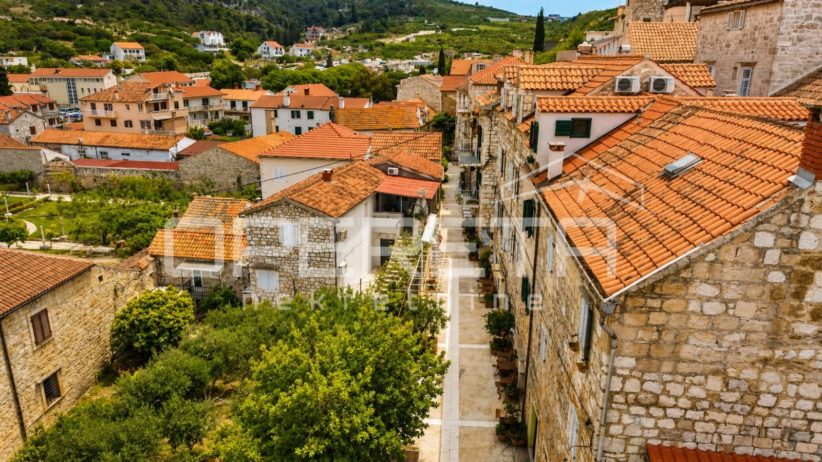 atraktivna investicija u strogom centru grada hvara - slika 4