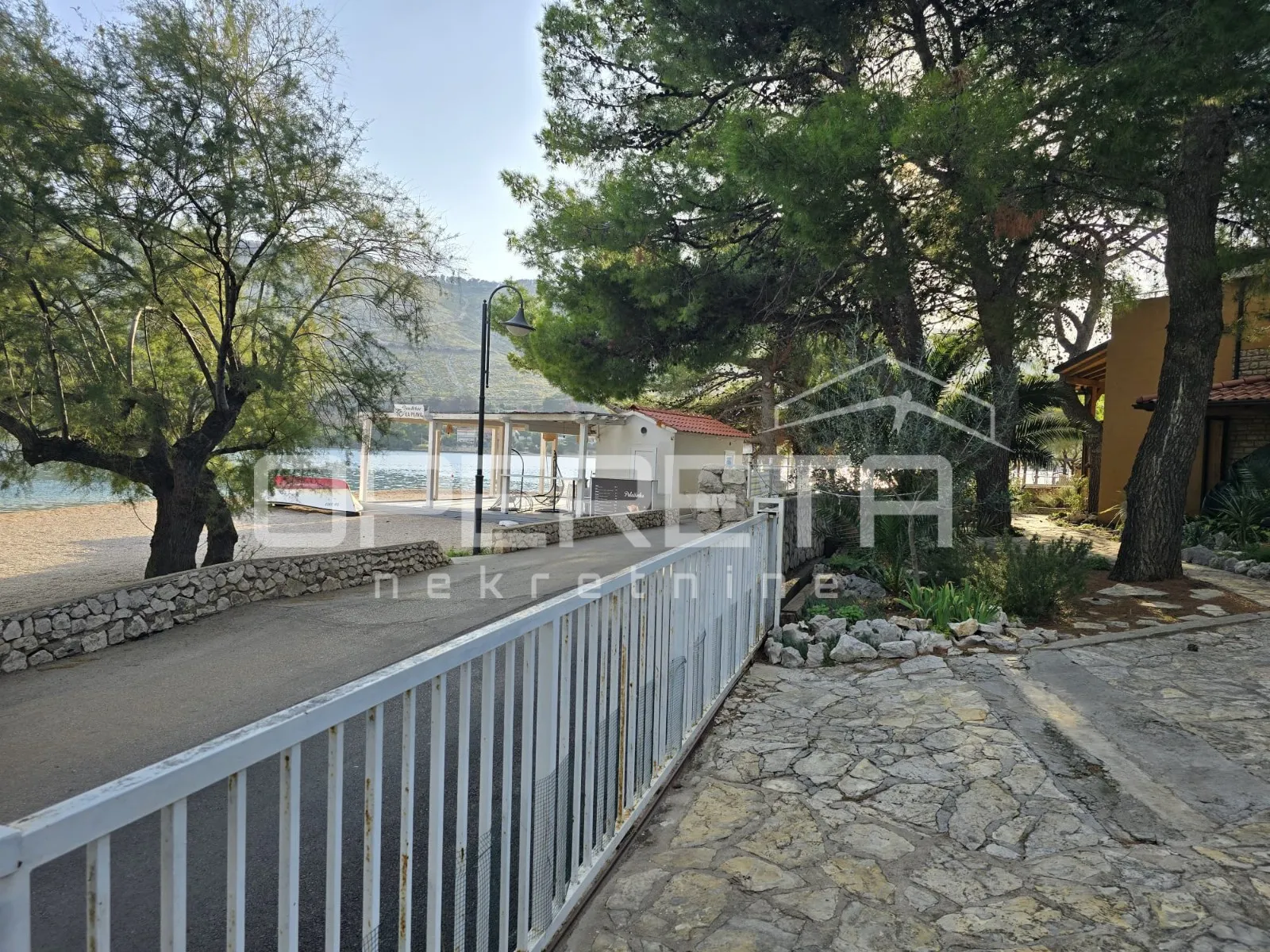 kuća s okućnicom, prvi red do mora! - slika 10