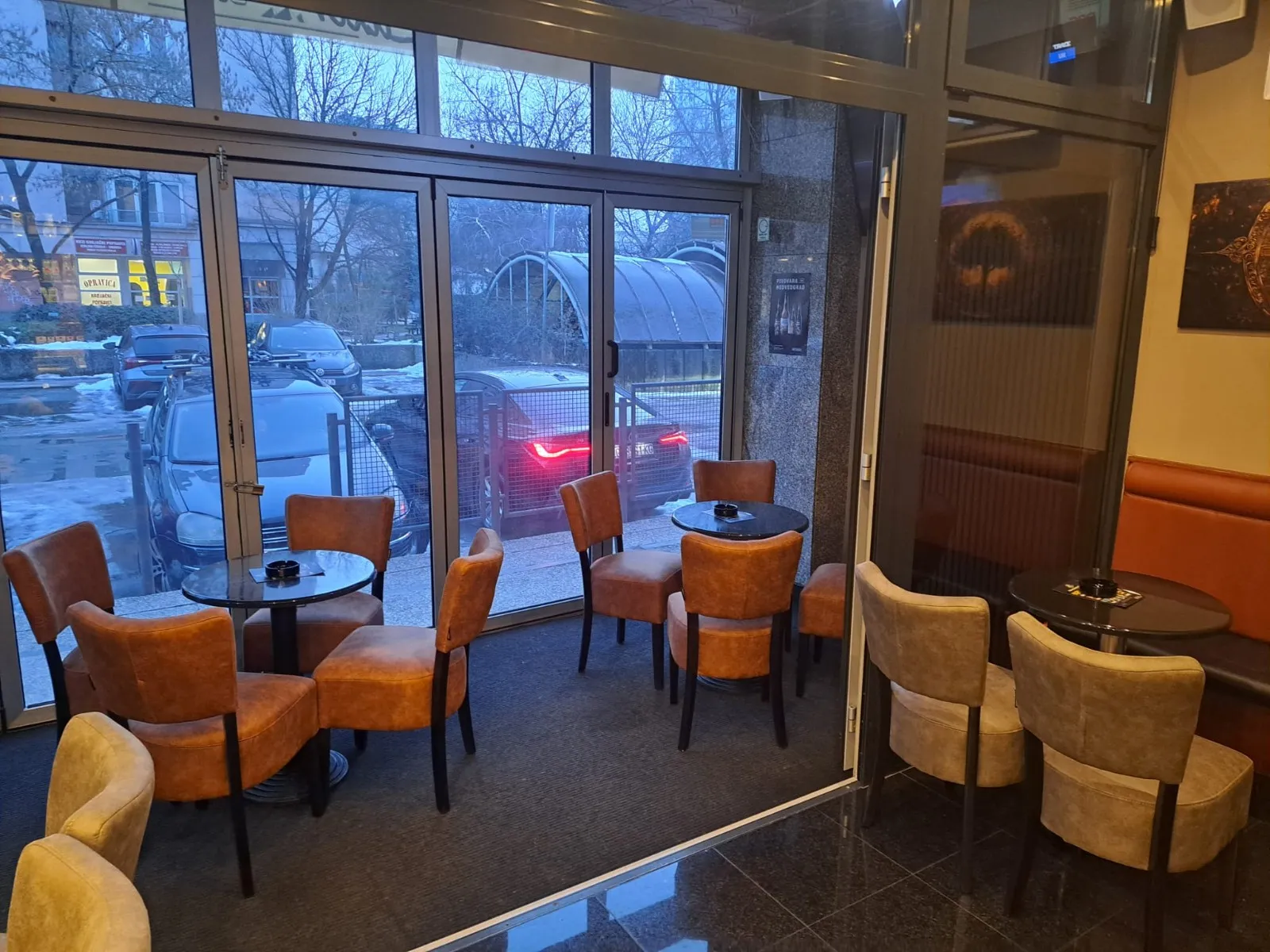 kafić na trnju spreman za rad - odlična mikrolokacija i terasa - slika 16