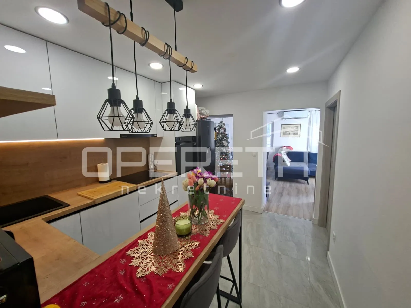 luksuzan stan u centru grada, 2 sobe , balkon - slika 4