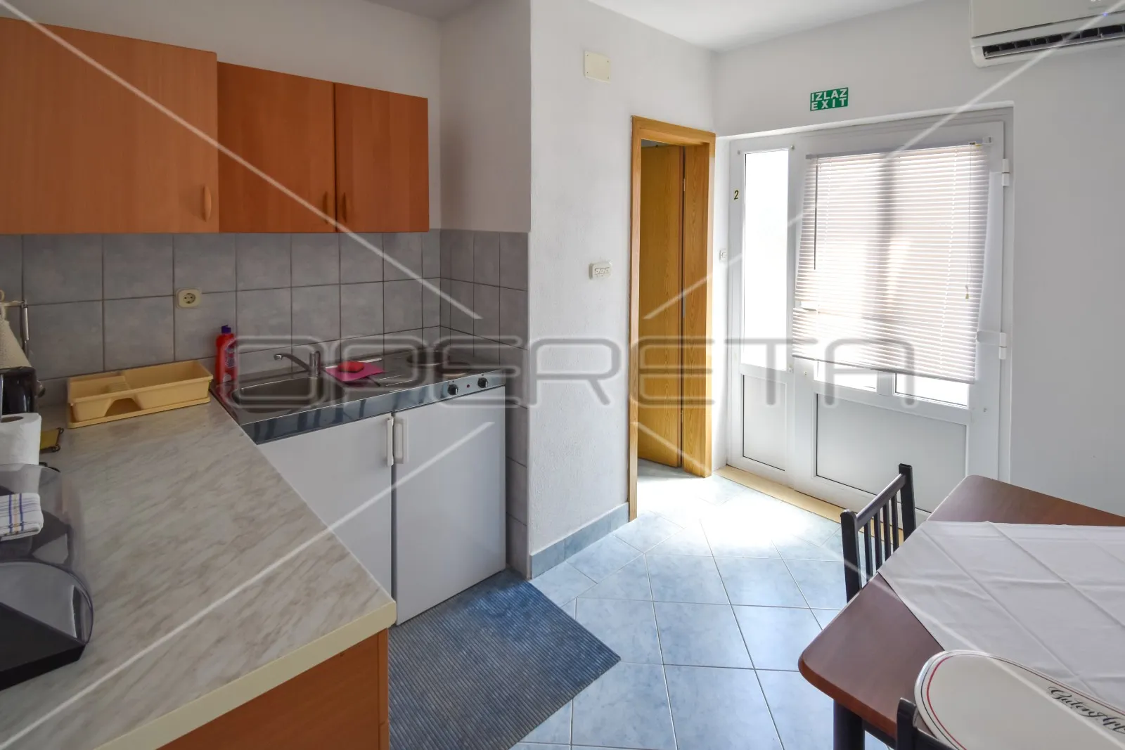 kamena apartmanska kuća s prekrasnim pogledom na more i maslinikom, splitska oto - slika 10