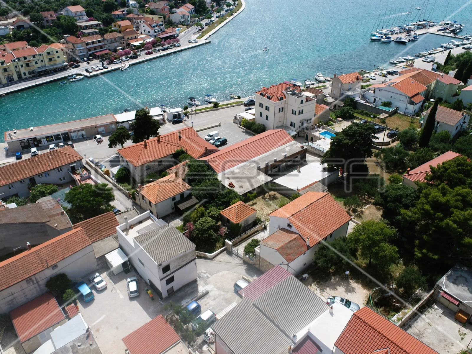 kuća s 4 apartmana, pogled na more, garaža, dvorište, tisno, 290 m2 - slika 10