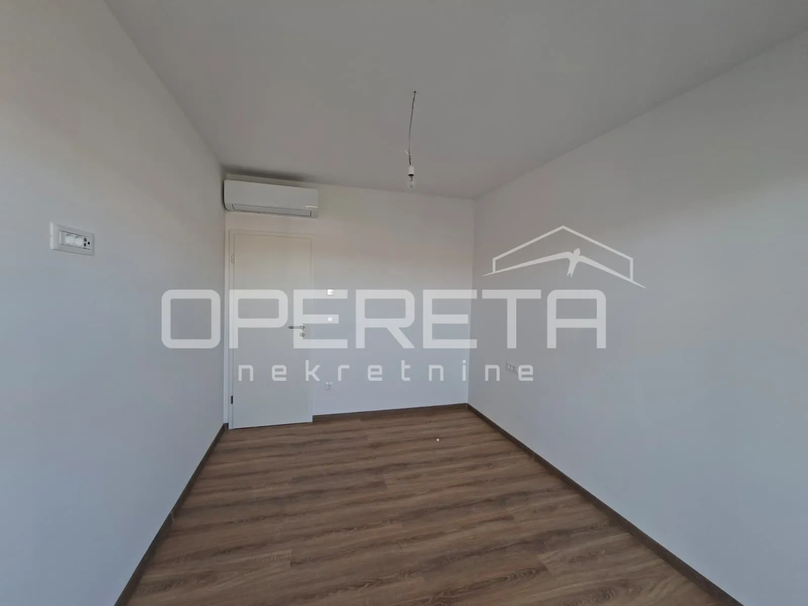 novoizgrađeni dvosobni apartman, krovna terasa, pogled na more, okrug - slika 5