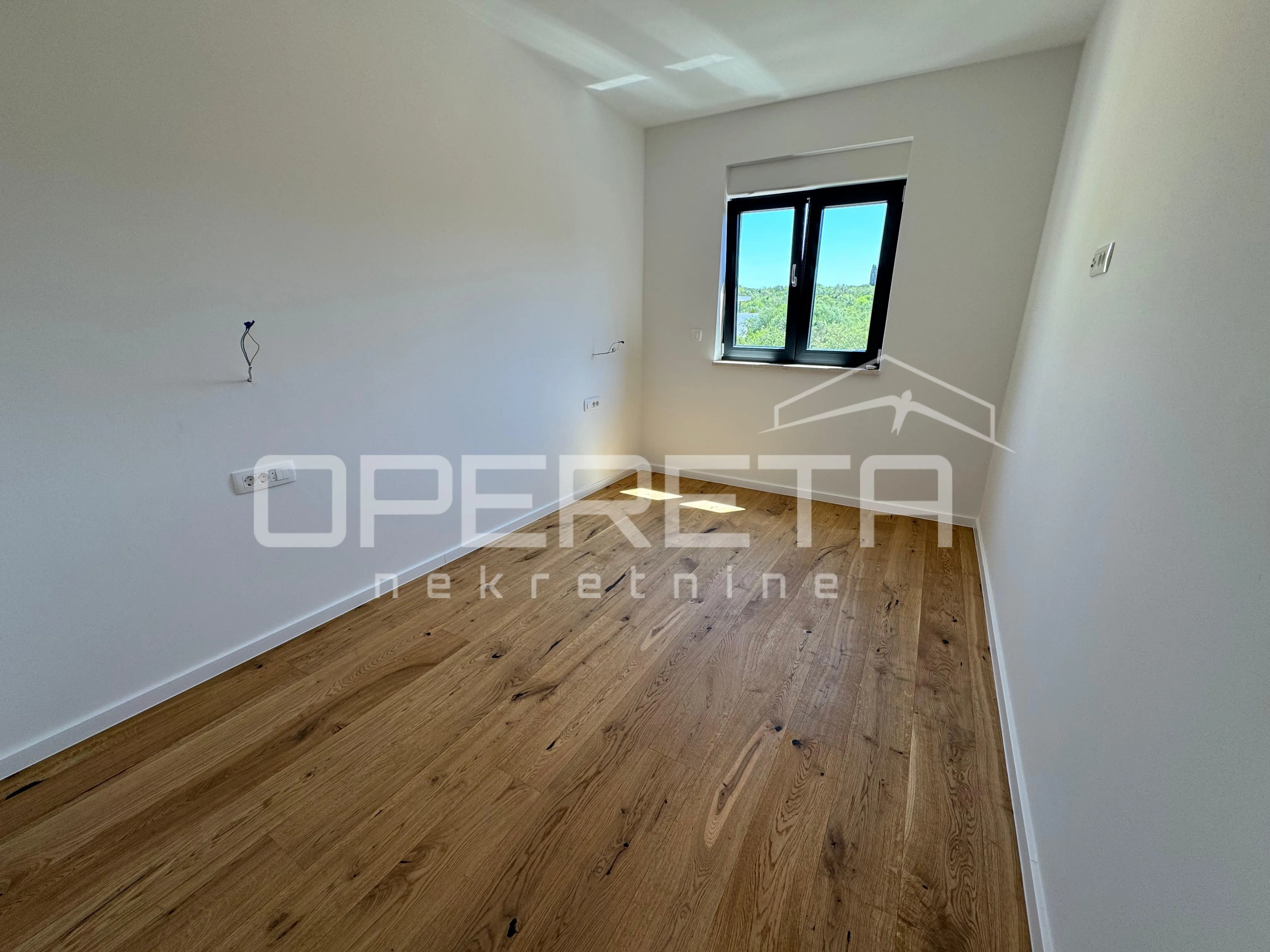 sunčan dvosoban stan s krovnom terasom (64 m²) – 2 min od plaže, okrug gornji - slika 7