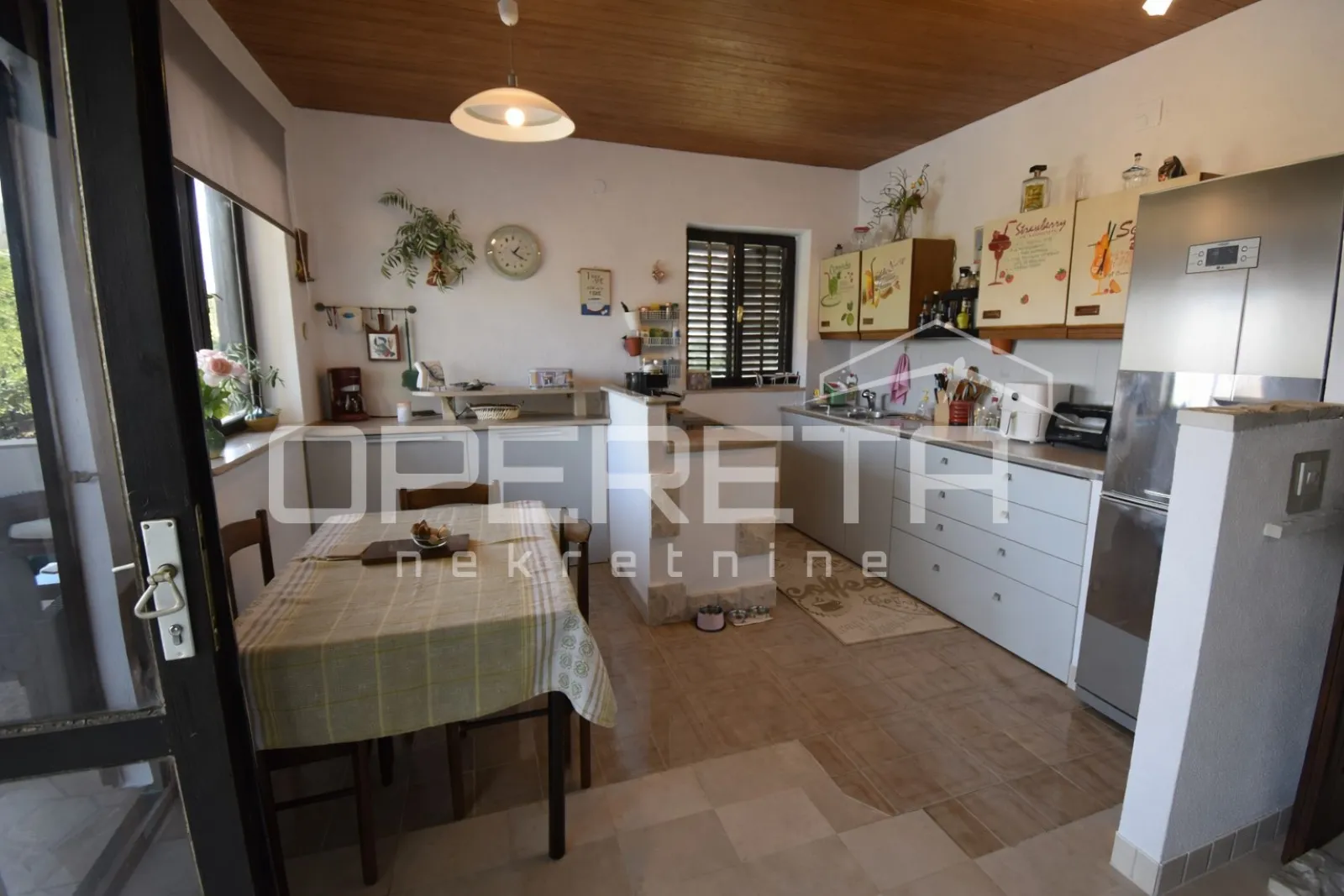 supetar, kuća 200 m2, 150 m od plaže, parcela 610 m2 - slika 7