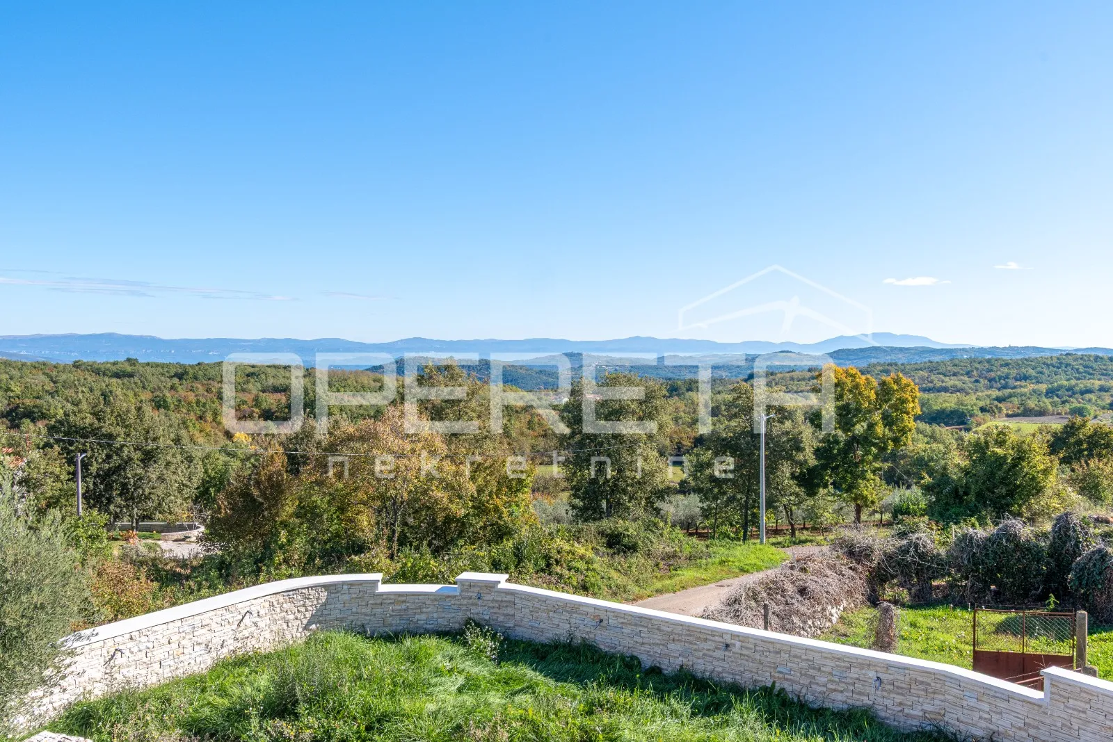 istra, okolica vižinade – kuća na brežuljku s panoramskim pogledom i bazenom - slika 3