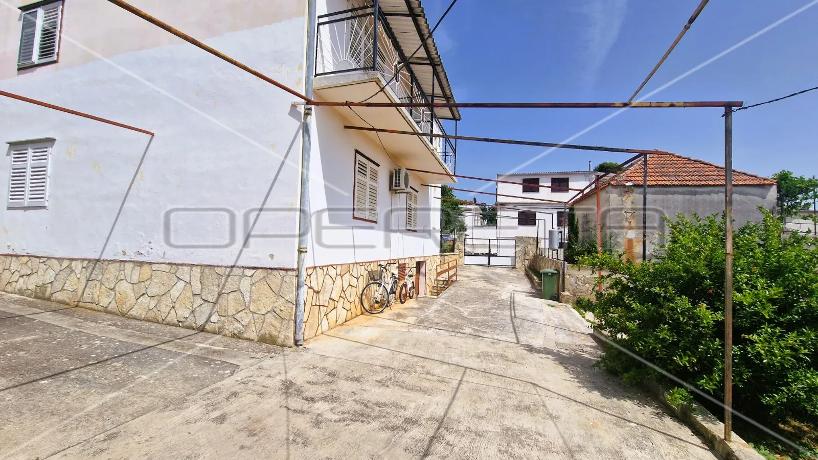 kuća s 4 apartmana, pogled na more, garaža, dvorište, tisno, 290 m2 - slika 7