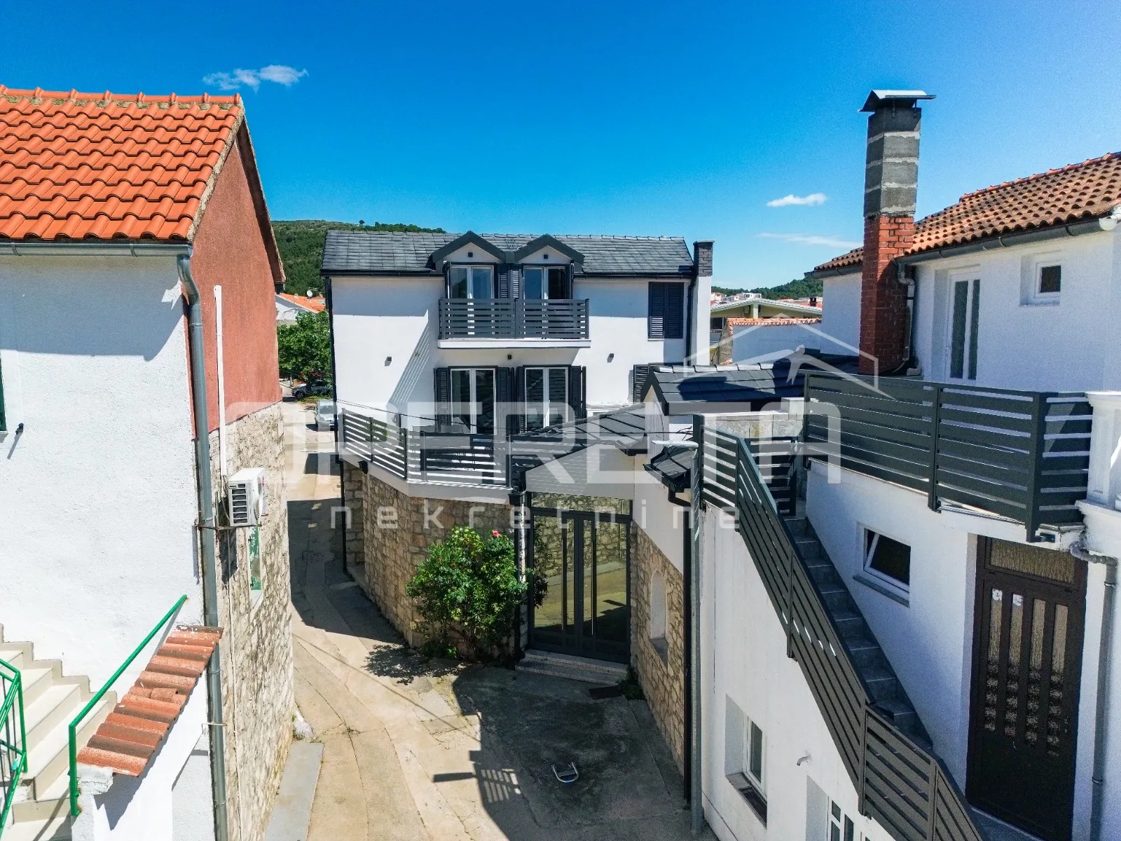 ekskluzivna lokacija tribunj vila uz more s apartmanima i poslovnim prostorom - slika 3