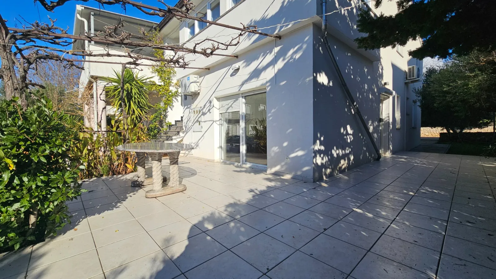 novalja – trosobni apartman 80 m² u prizemlju s terasom, 500 m od mora - slika 2
