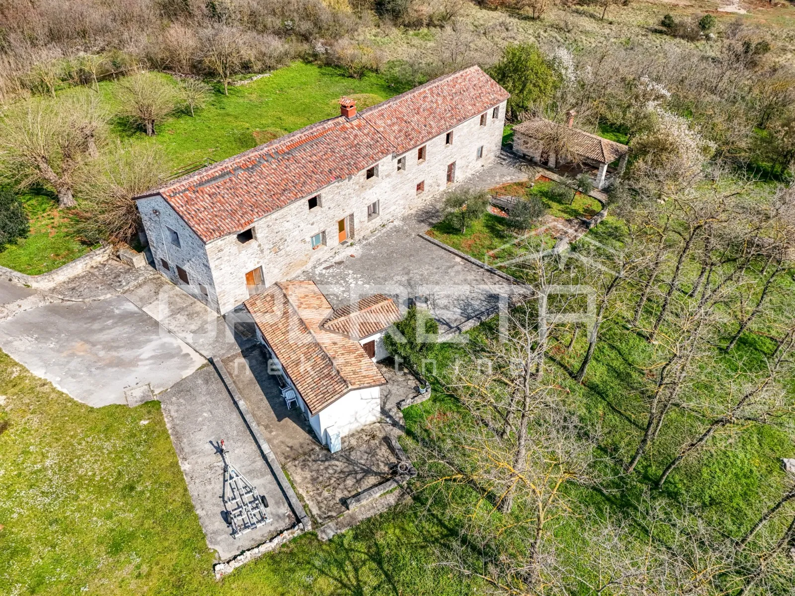 buje, kaštel - imanje 1909 m2 s ugostiteljskom namjenom i smještajem - slika 31