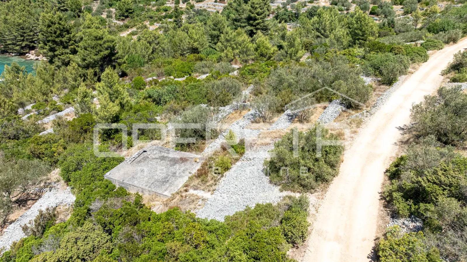zemljište nedaleko od mora s objektom i maslinama, 582 m2 – vela luka - slika 2