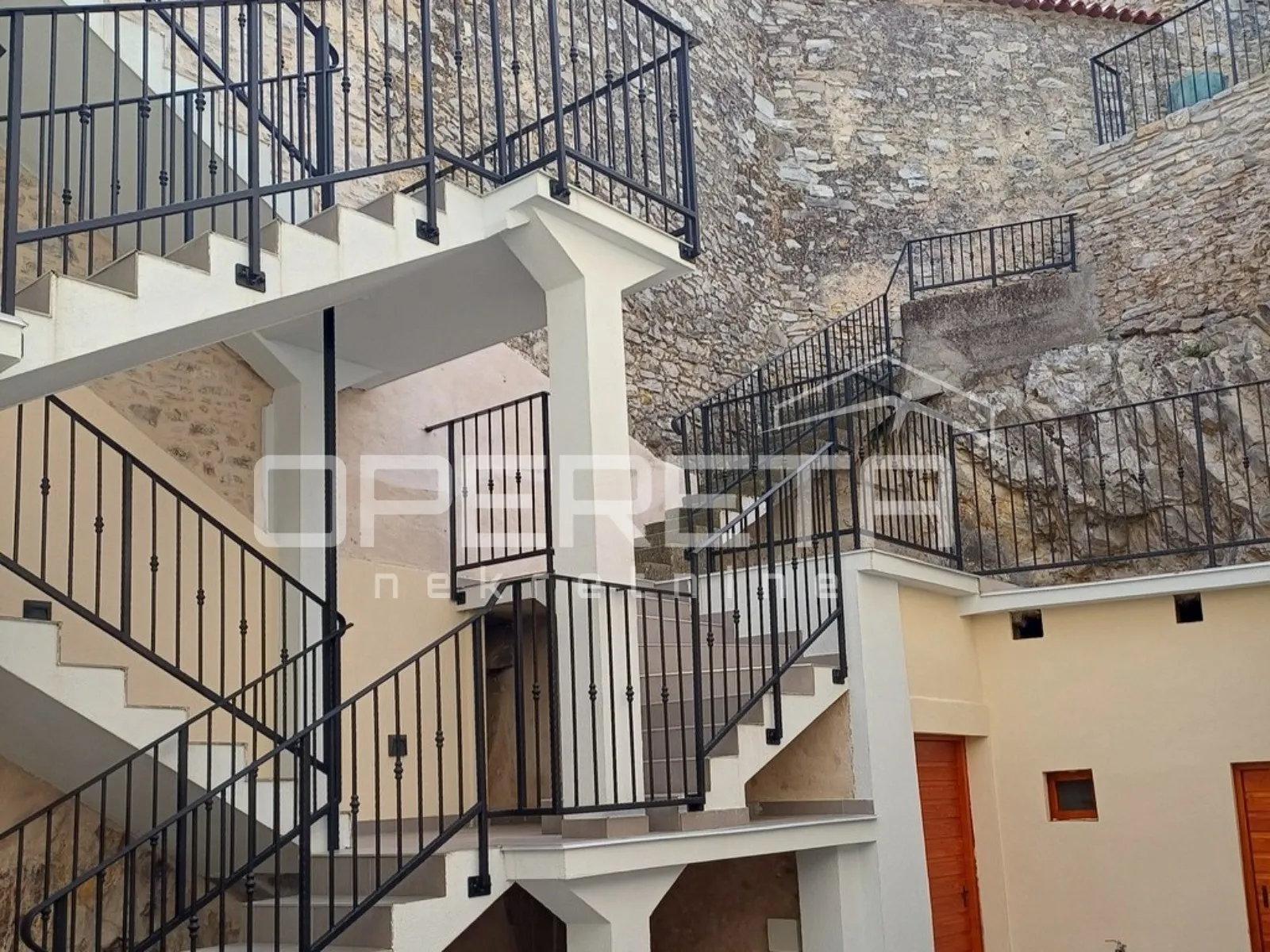 novouređena kuća s 3 apartmana, skradin - slika 12