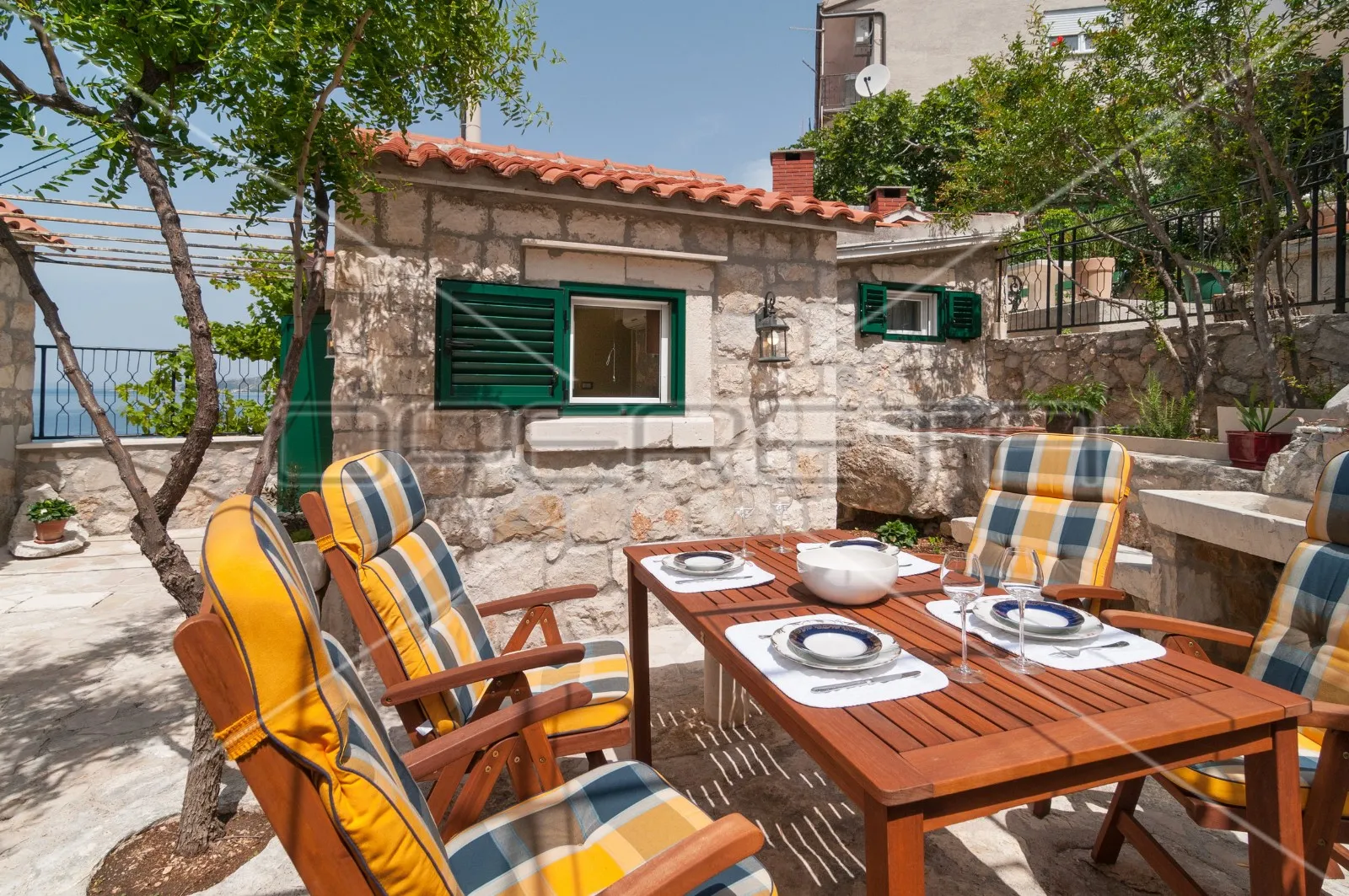 odlična investicija kraj omiša s uhodanim turizmom! - slika 24