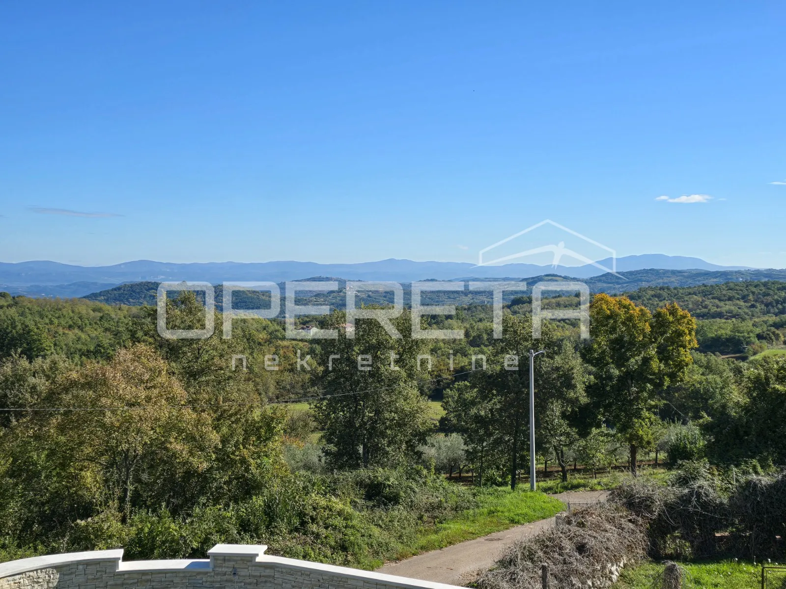 istra, okolica vižinade – kuća na brežuljku s panoramskim pogledom i bazenom - slika 21