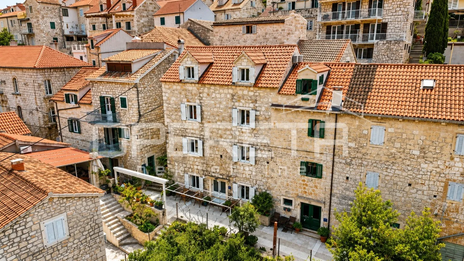 atraktivna investicija u strogom centru grada hvara - slika 2