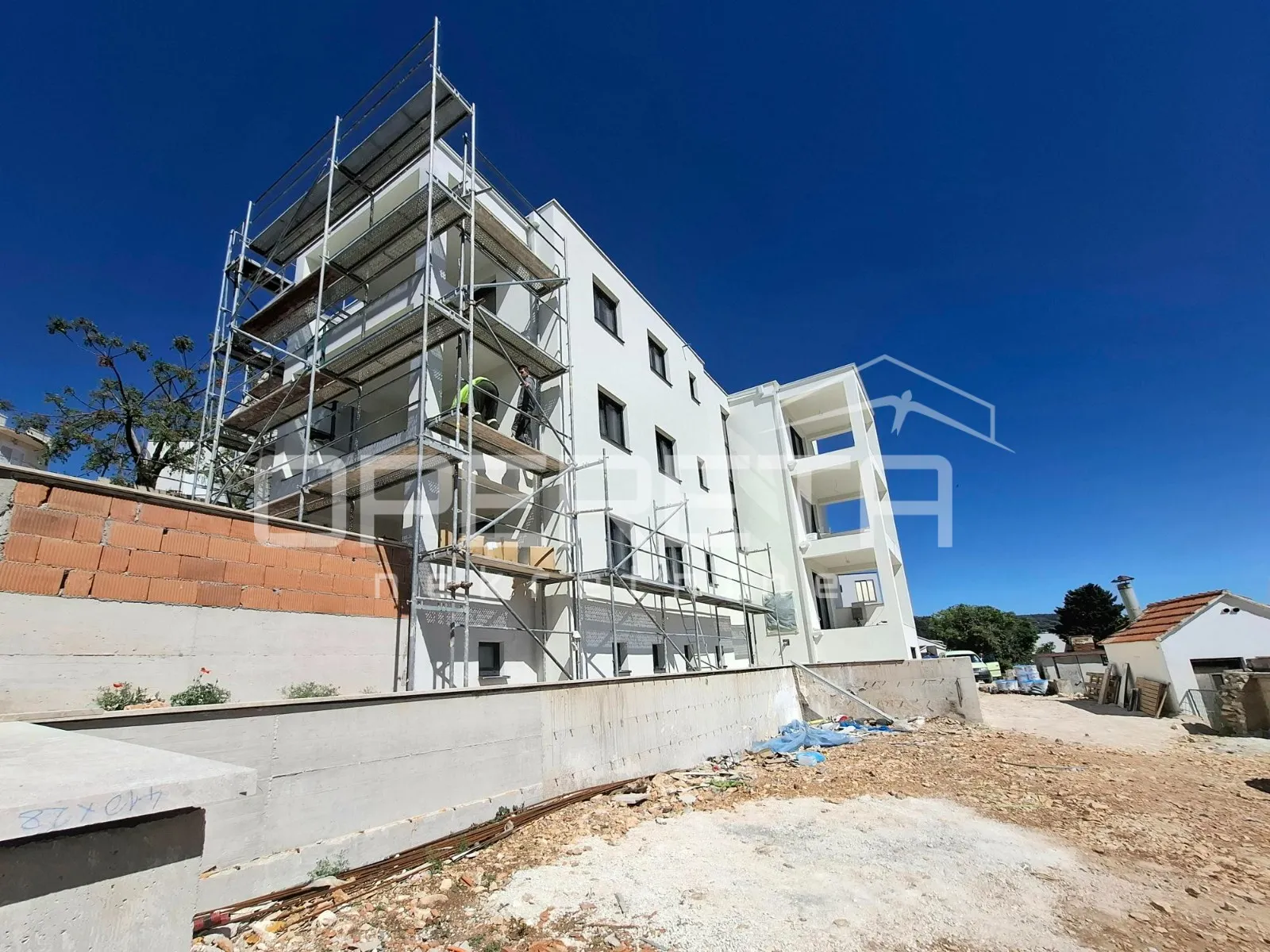 top lokacija u dalmaciji – rogoznica, 70m od mora, useljenje ljeto 2025! - slika 30