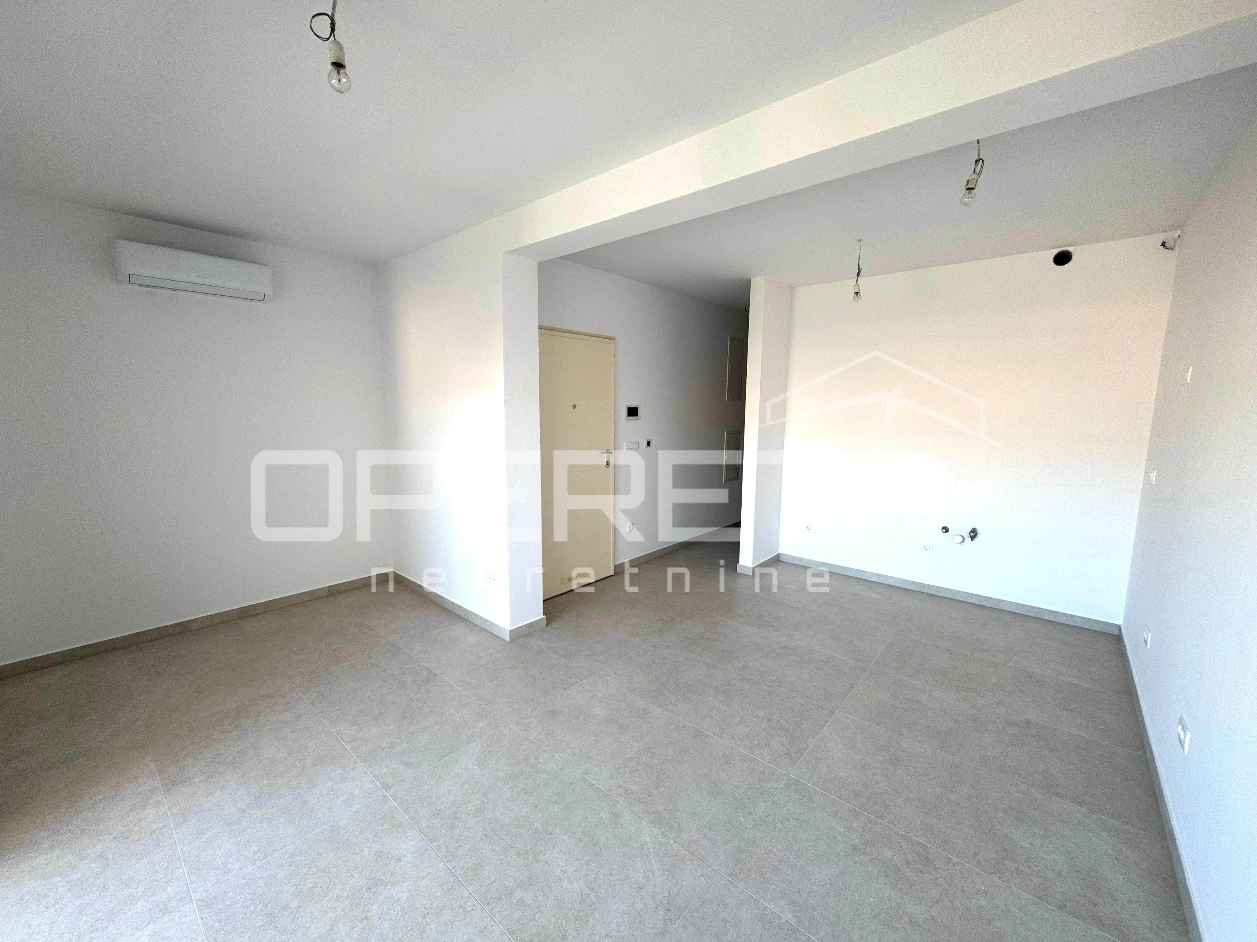 sunčan dvosoban stan s krovnom terasom (64 m²) – 2 min od plaže, okrug gornji - slika 2