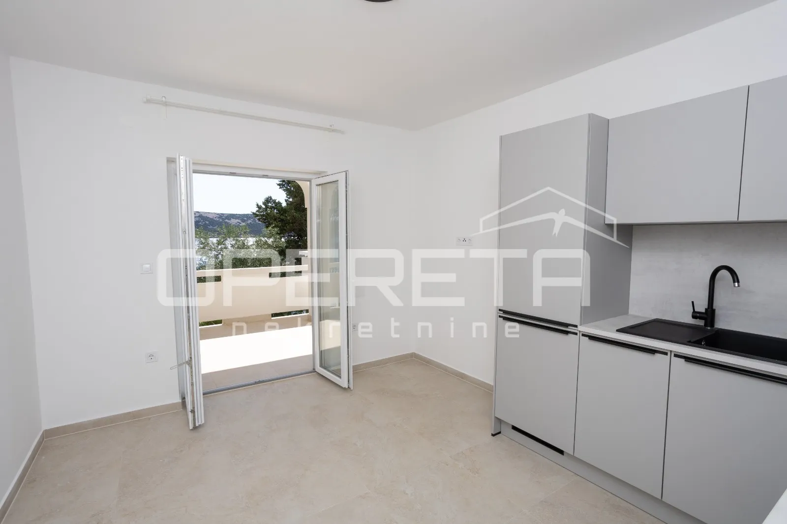 stara novalja - 6 etažiranih apartmana prvi red do mora - slika 15