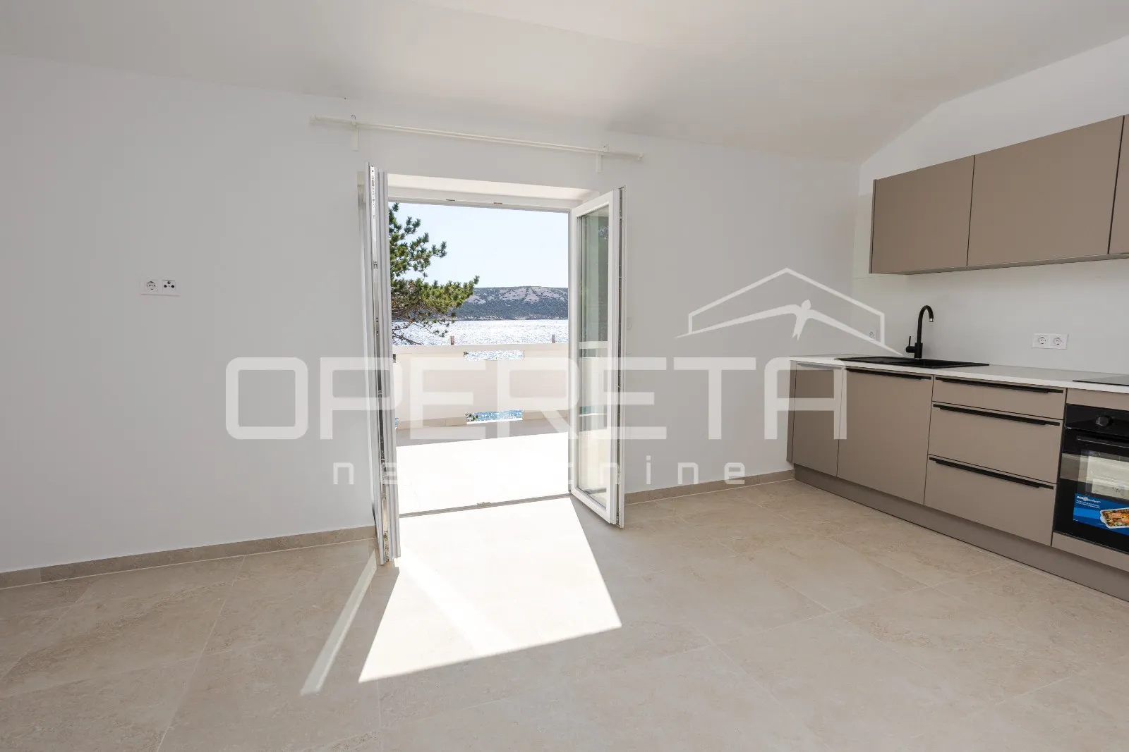 stara novalja - 6 etažiranih apartmana prvi red do mora - slika 6