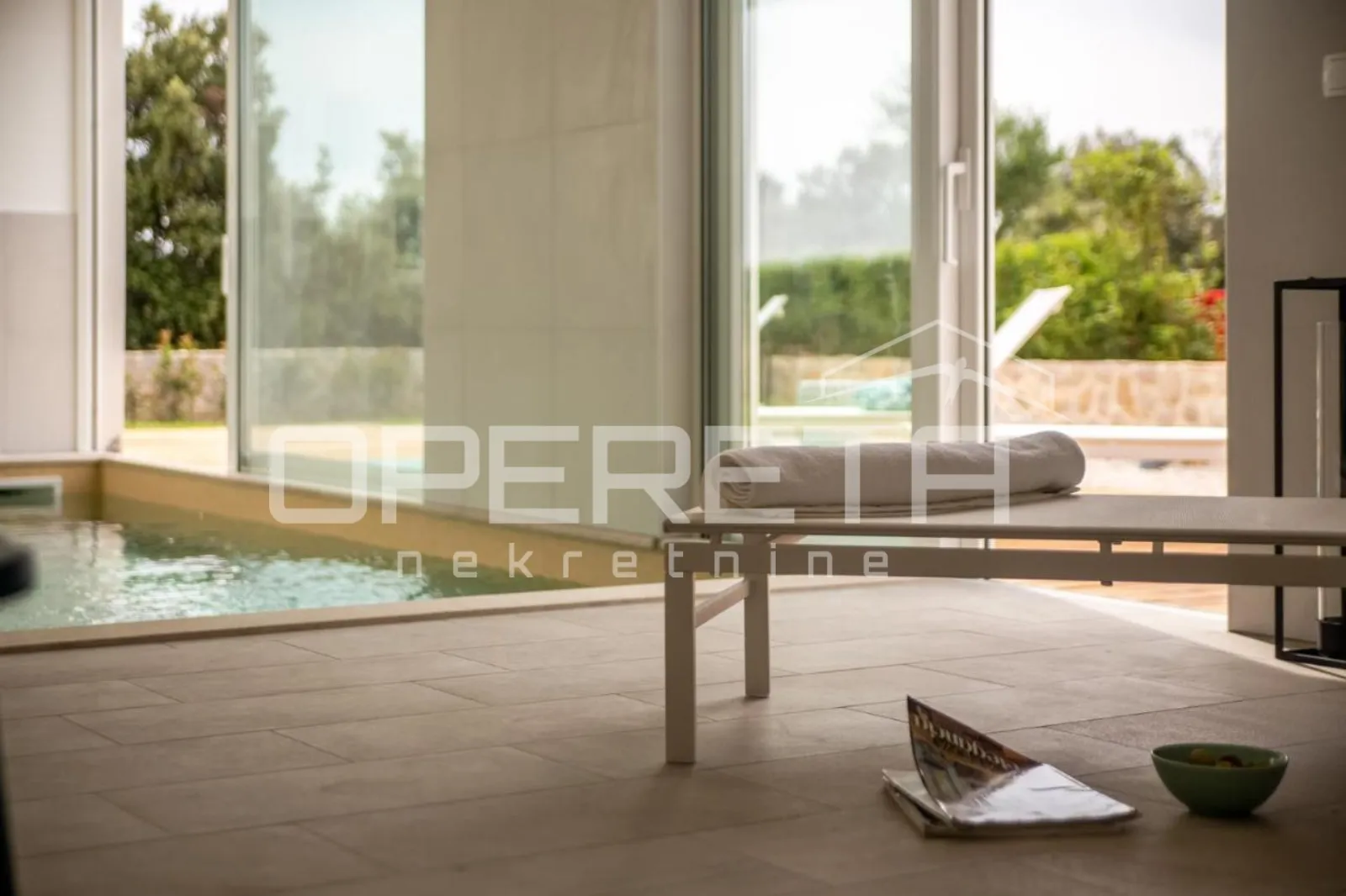 prava mediteranska vila, 250m2, s pogledom na more i unutarnjim, grijanim bazeno - slika 24