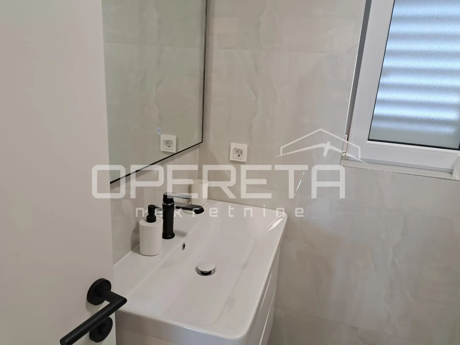 prodaja, novouređena kuća s 3 stana, vis, 100 m od mora - slika 17