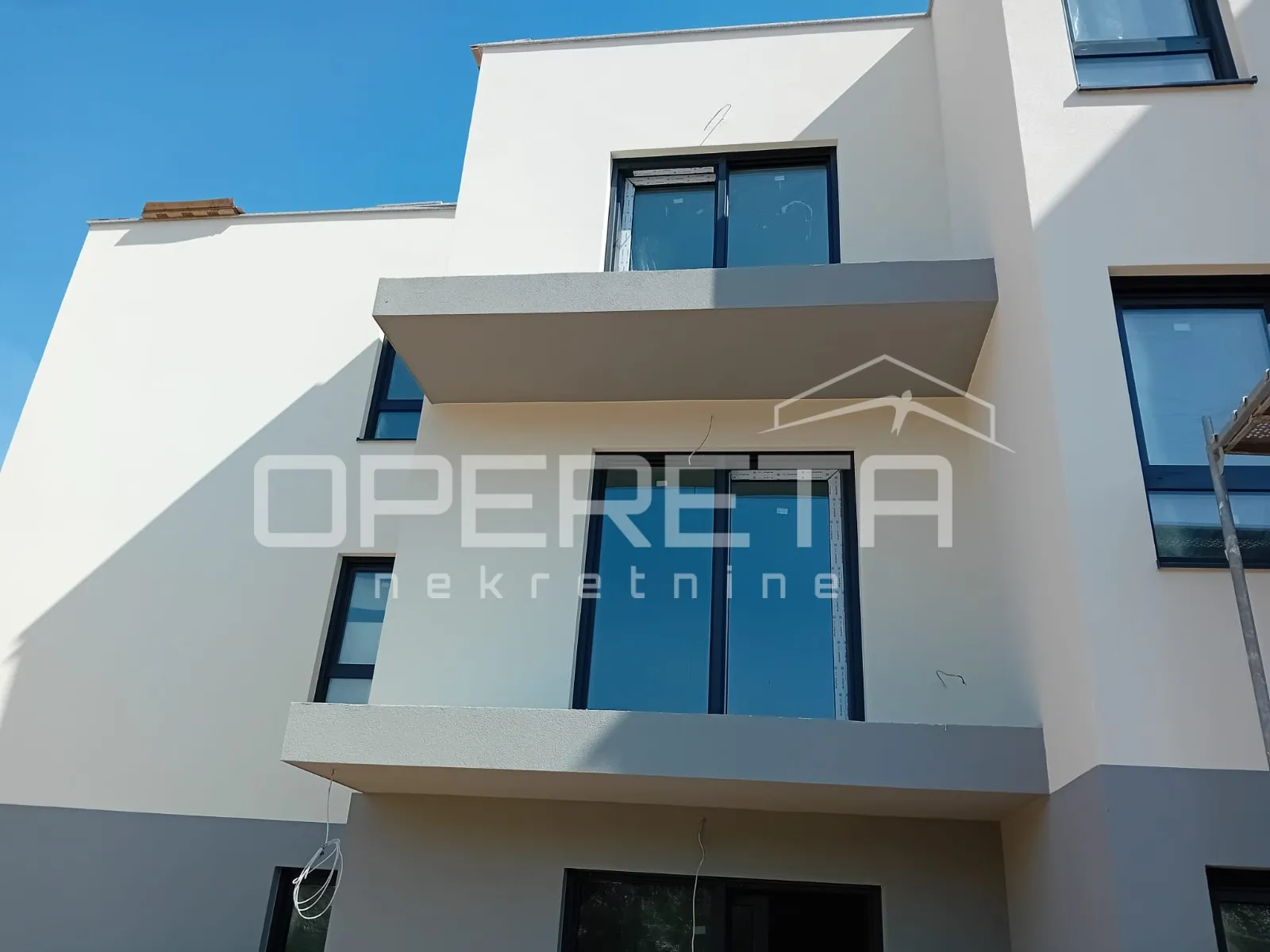 novogradnja u vrboskoj (hvar) – stan na prvom katu s lođom - slika 9
