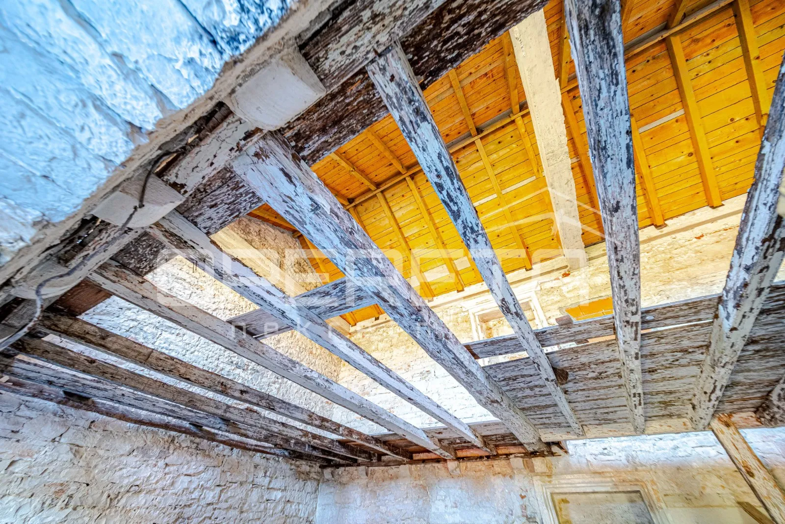 šarmantne kamene kuće za obnovu u srcu žrnova, korčula - slika 19