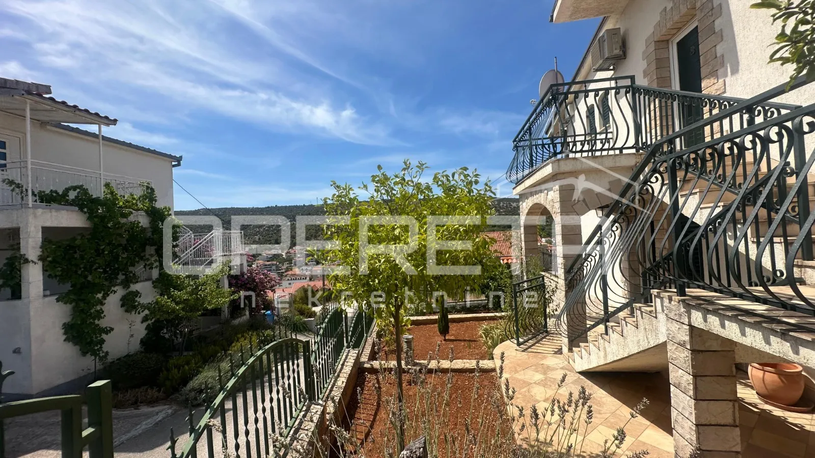 imanje u marini s vilom i uhodanim poslom, uz more - slika 10