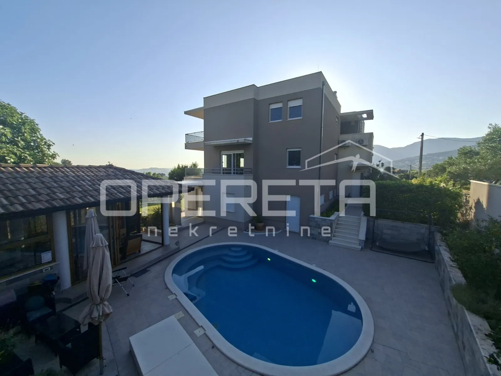 villa s bazenom, zatvorenim kominom i pogledoma na split - slika 14