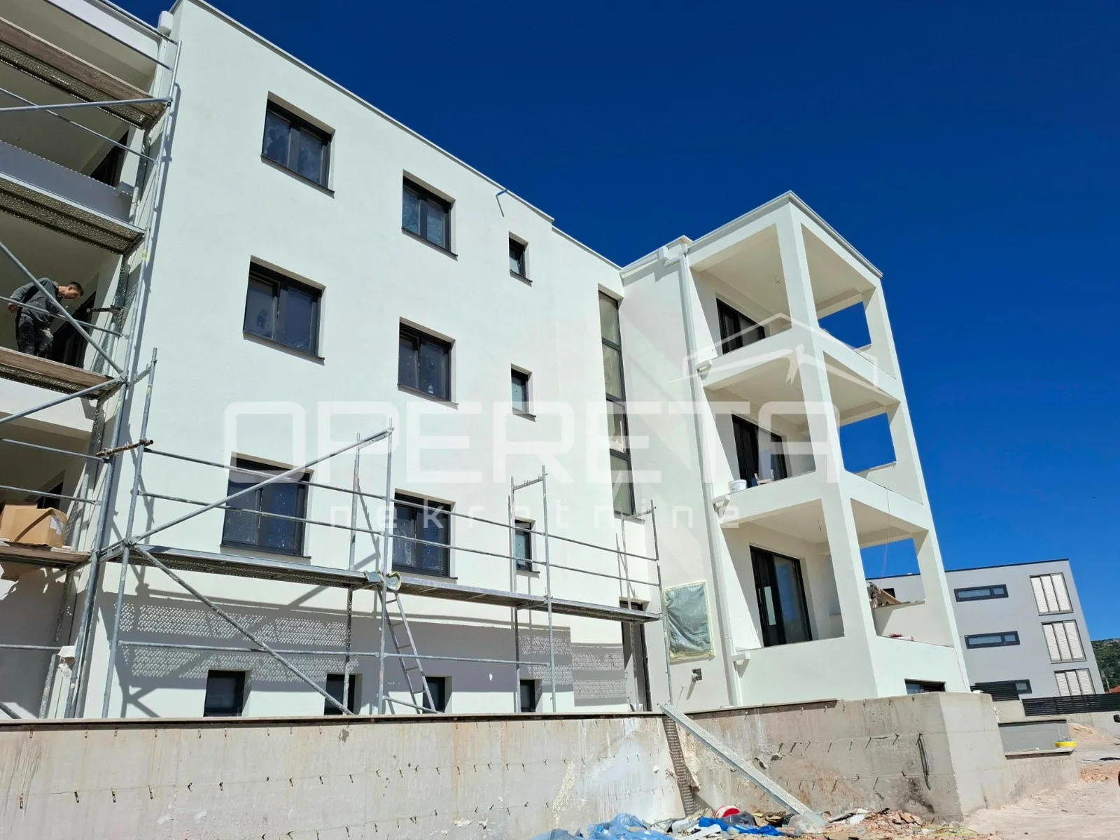 top lokacija u dalmaciji – rogoznica, 70m od mora, useljenje ljeto 2025! - slika 2