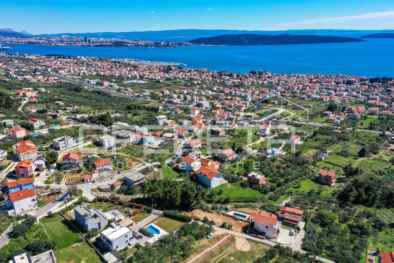 uronjena u zelenilo, okrenuta moru-vila koja priča svoju priču - slika 23