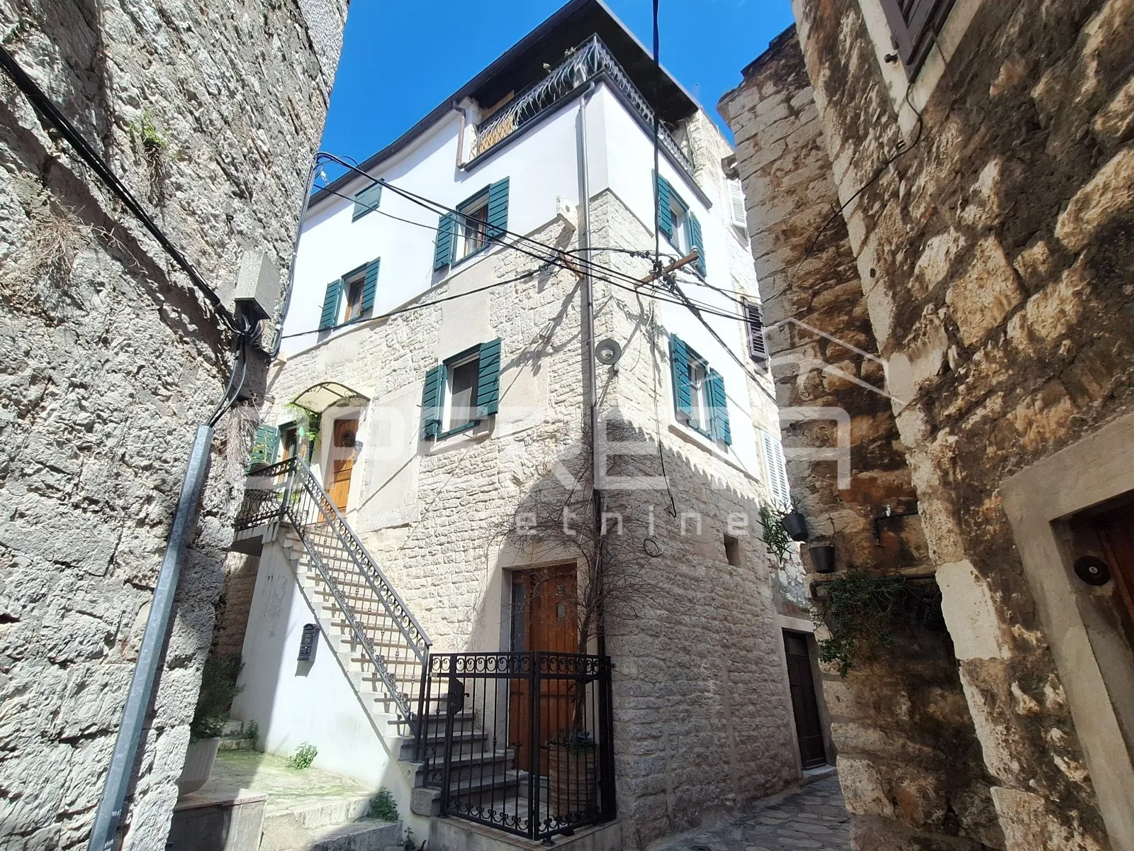 Renovirana kuća s 2 stana, Šibenik- Centar - Gorica