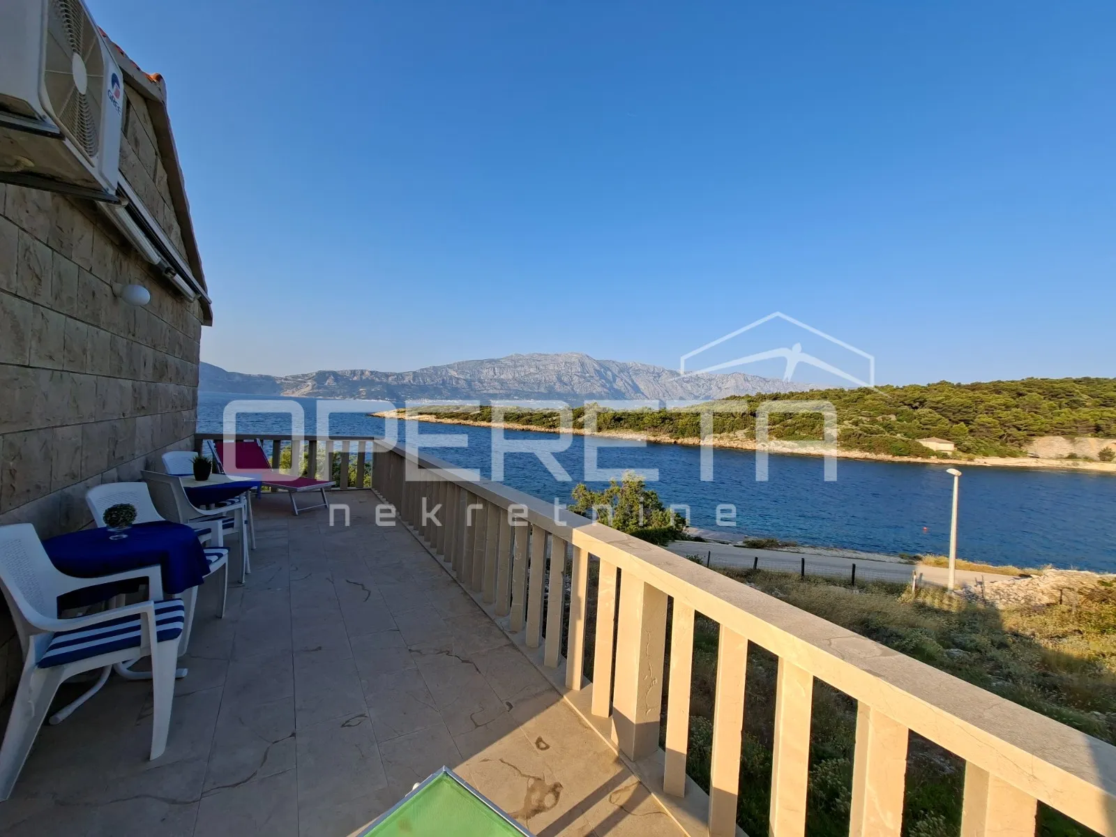 *** povlja, brač - tradicionalna kamena villa u prvom redu do mora *** - slika 2