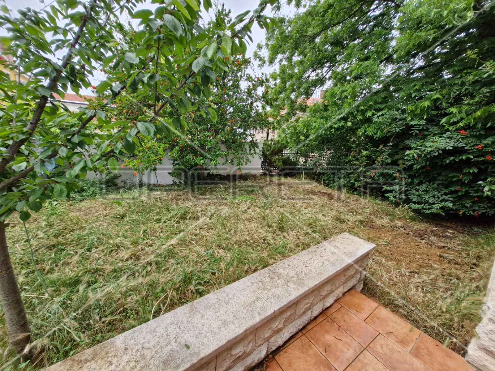 pula, centar, 2 jednosobna stana sa velikom terasom i vrtom - slika 11