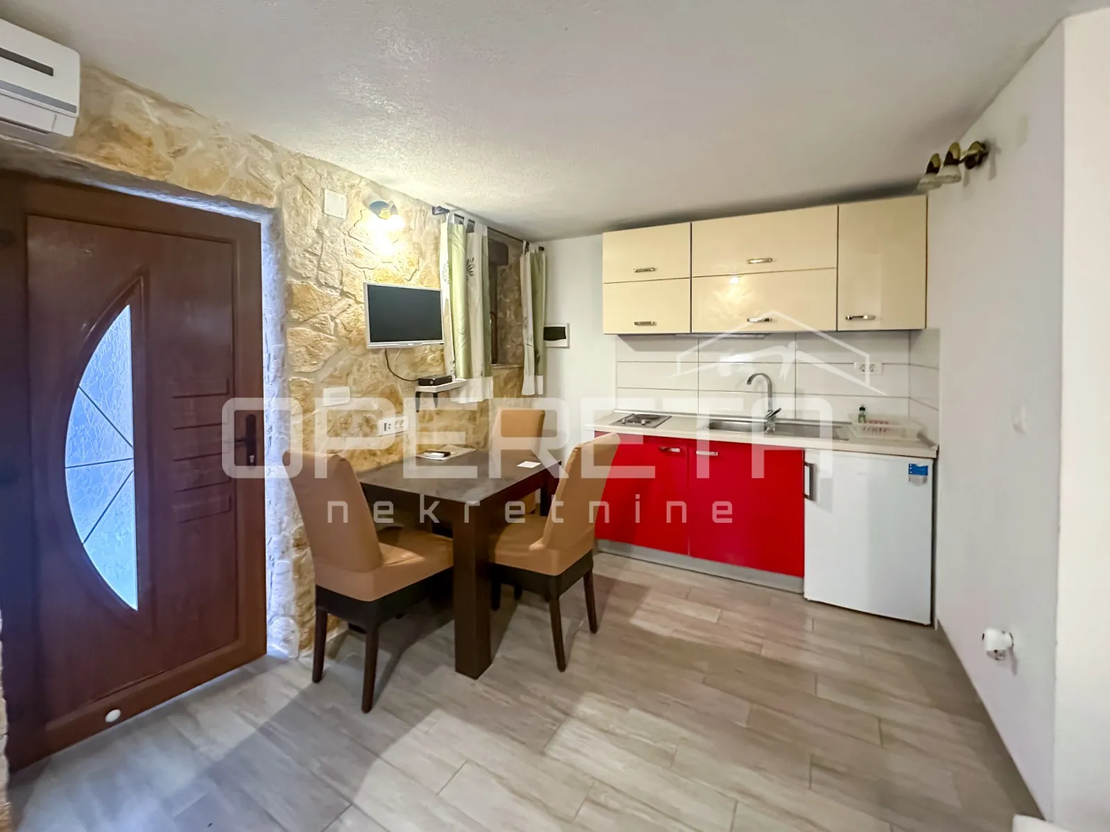 kuća s dva apartmana u centru tisna – 50 m od mora - slika 3