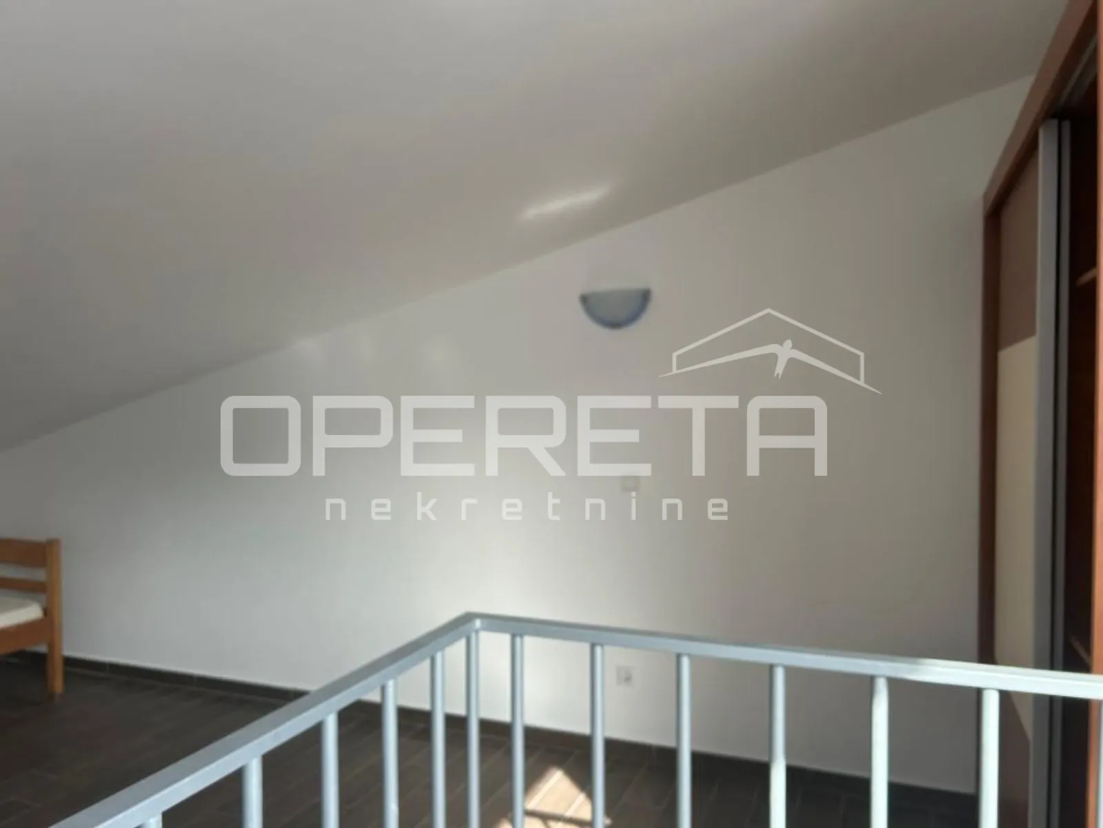 dvoetažni stan u palitu na rabu - slika 9