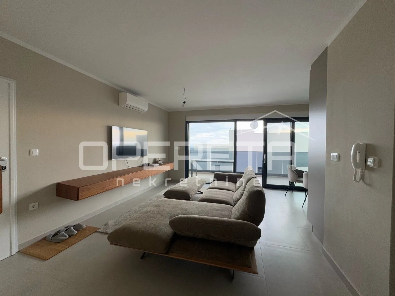 Penthouse u Okrugu Gornjem s krovnom terasom i pogledom na more - Okrug Gornji