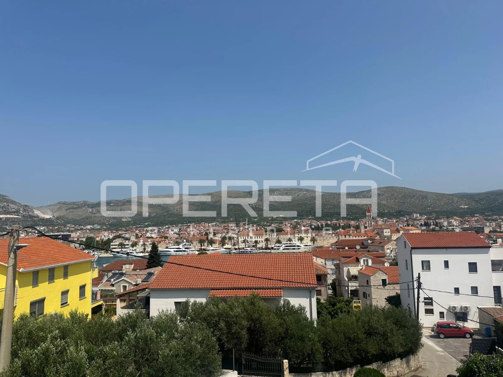Dva objekta za obnovu s pogledom na Kamerlengo, sv. Lovru i more, Trogir