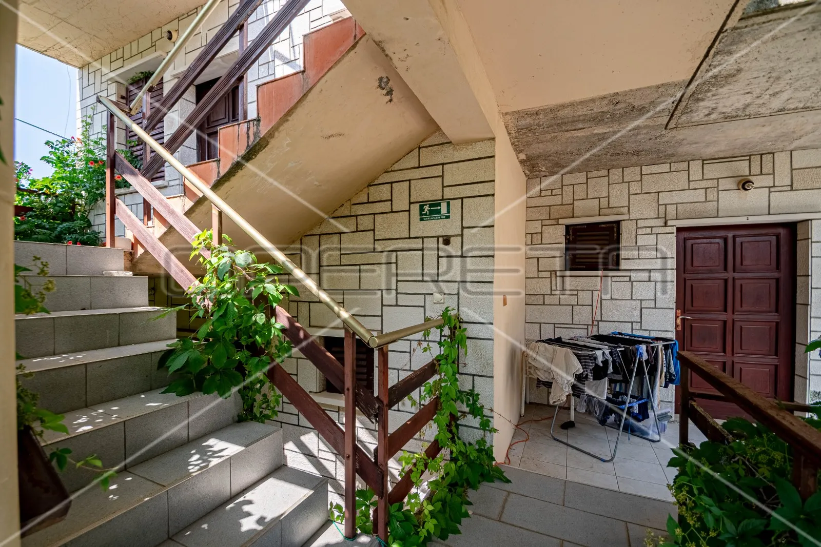 kuća sa 7 apartmana, 250 m do mora, lumbarda - slika 19