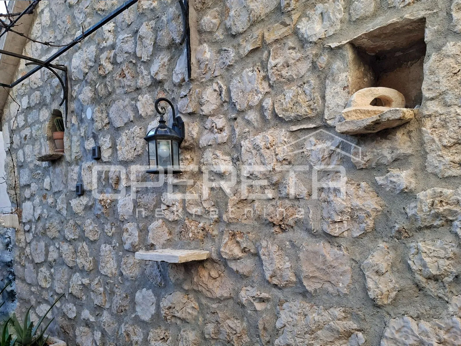 odlična investicija kraj omiša s uhodanim turizmom! - slika 27