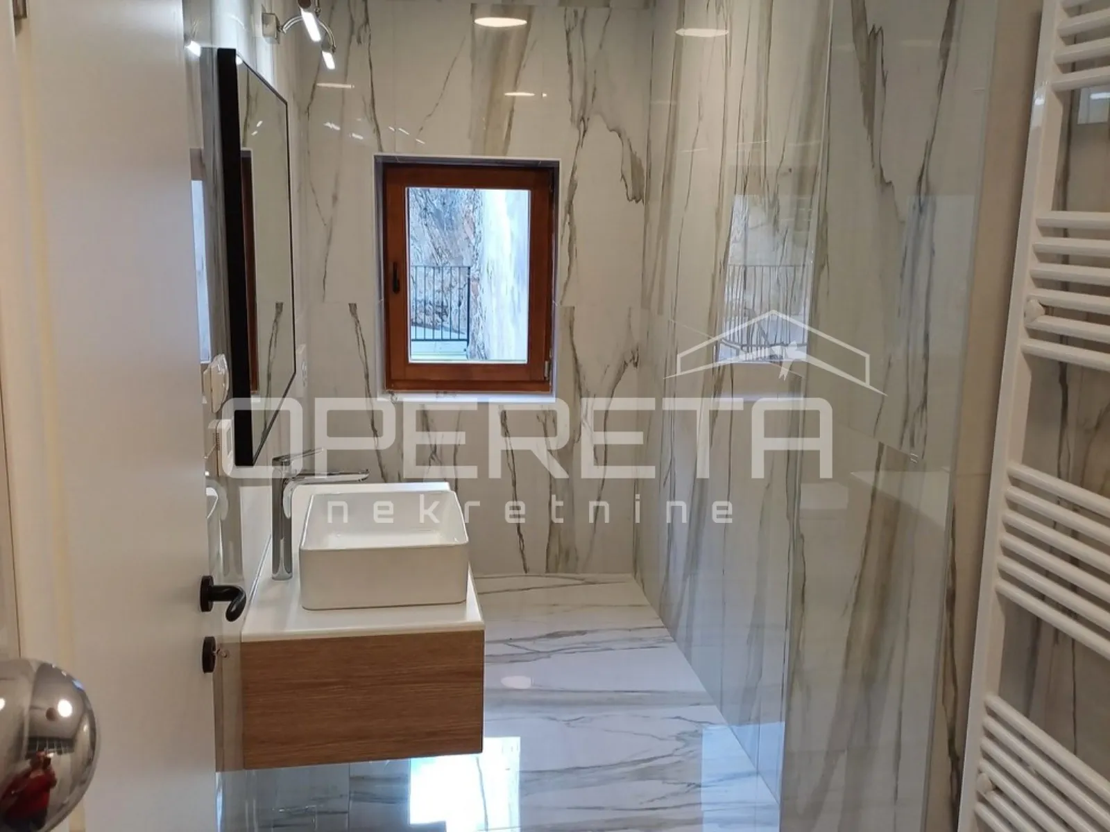 novouređena kuća s 3 apartmana, skradin - slika 8