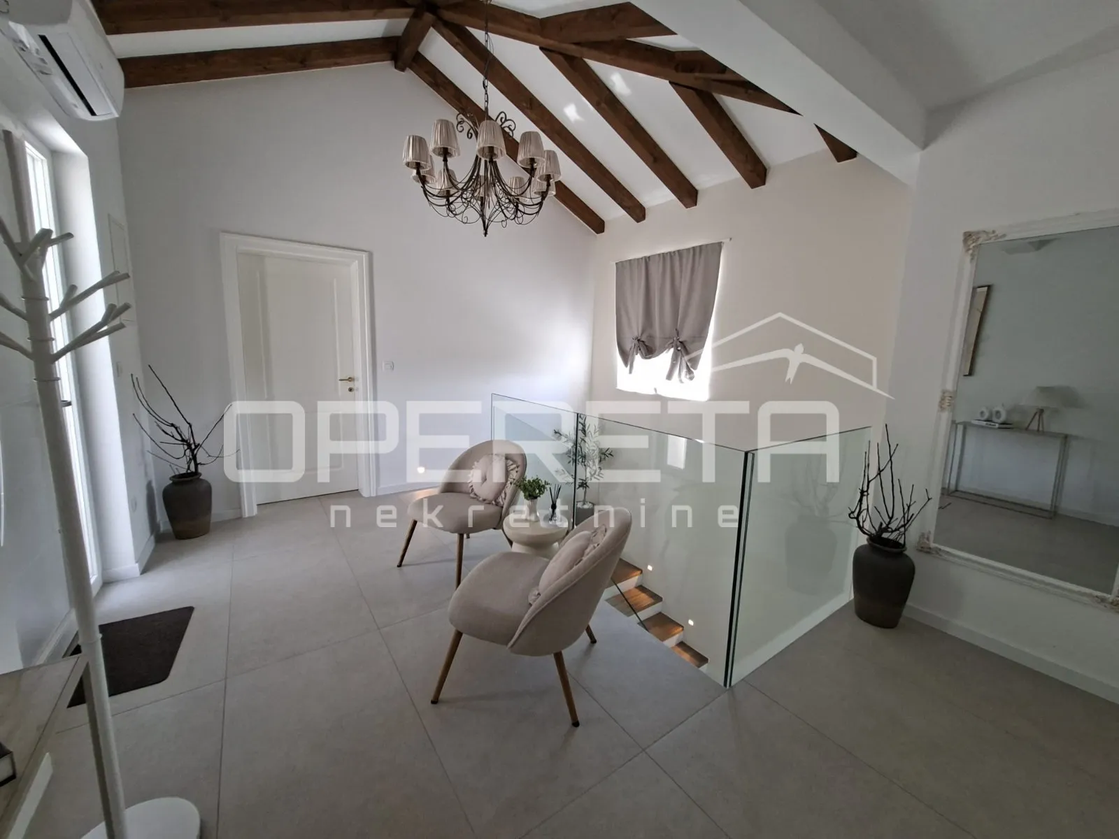 luksuzna vila s bazenom, pogledom na more i privatnim vrtom - slika 13