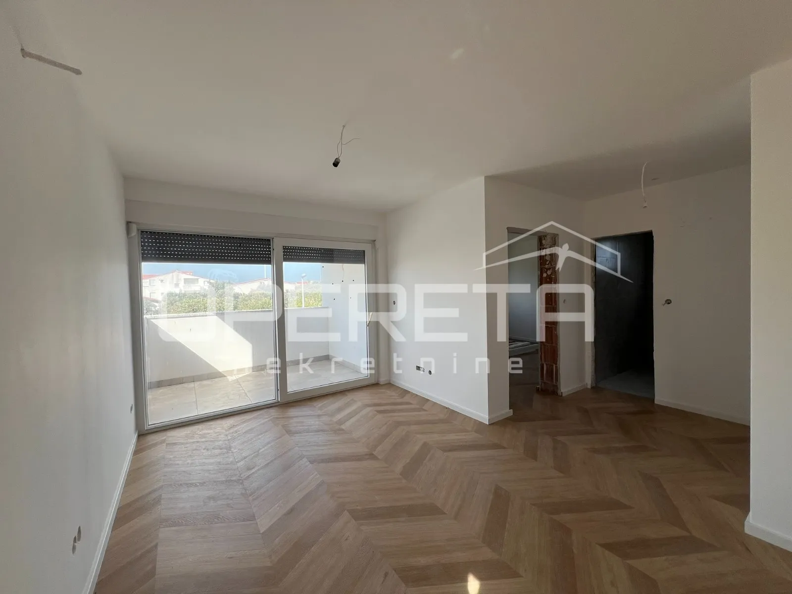 Novoizgrađeni četverosobni stan, drugi kat, 115 m², vrt, Mandre, Pag