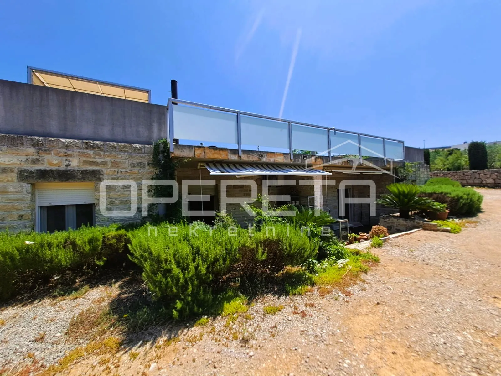 Top investicija u Dalmaciji: 4 apartmana + dvorište + projekt – 50 m od mora - Jasenice