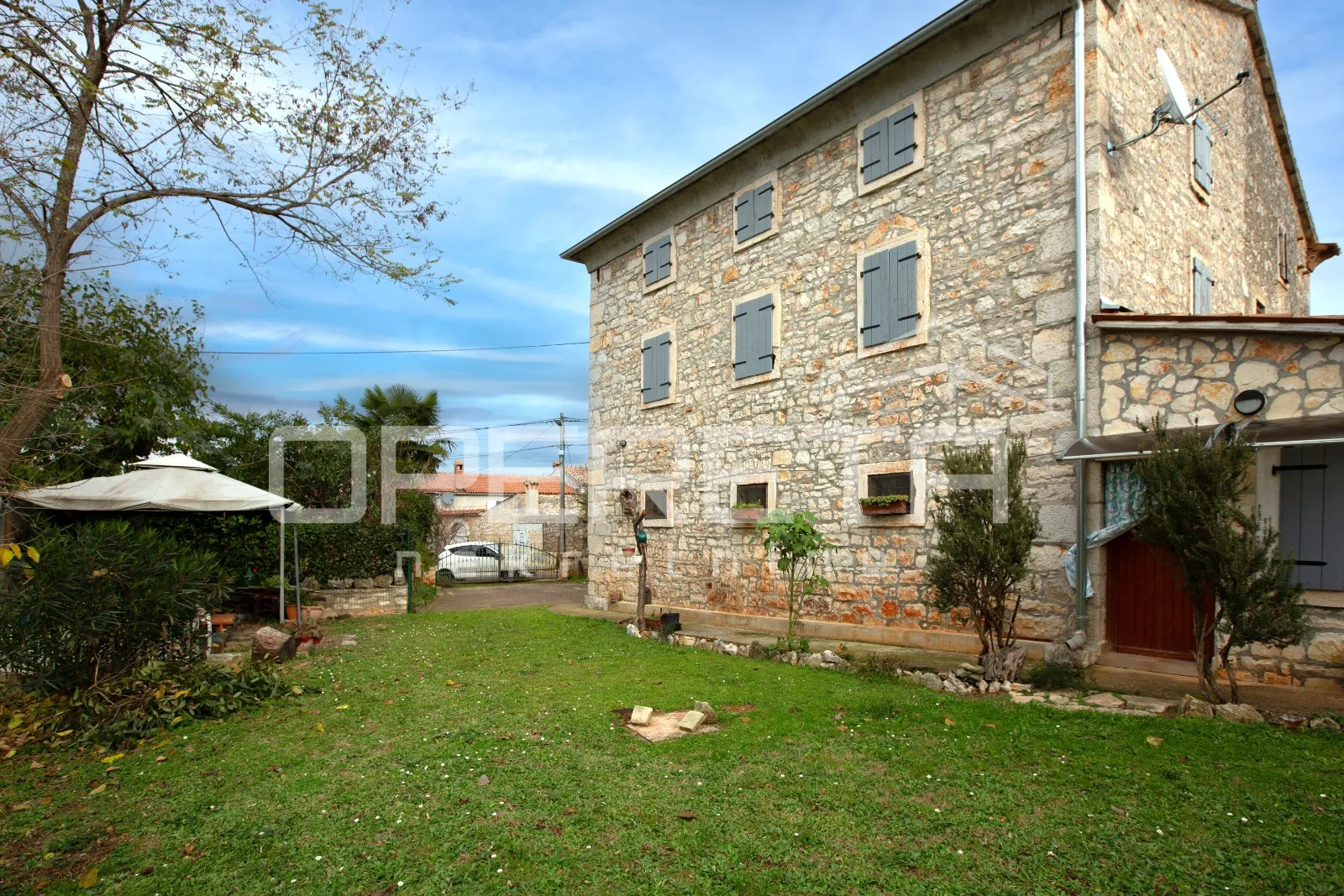 Tradicionalna kamena kuća s dva apartmana. - Poreč