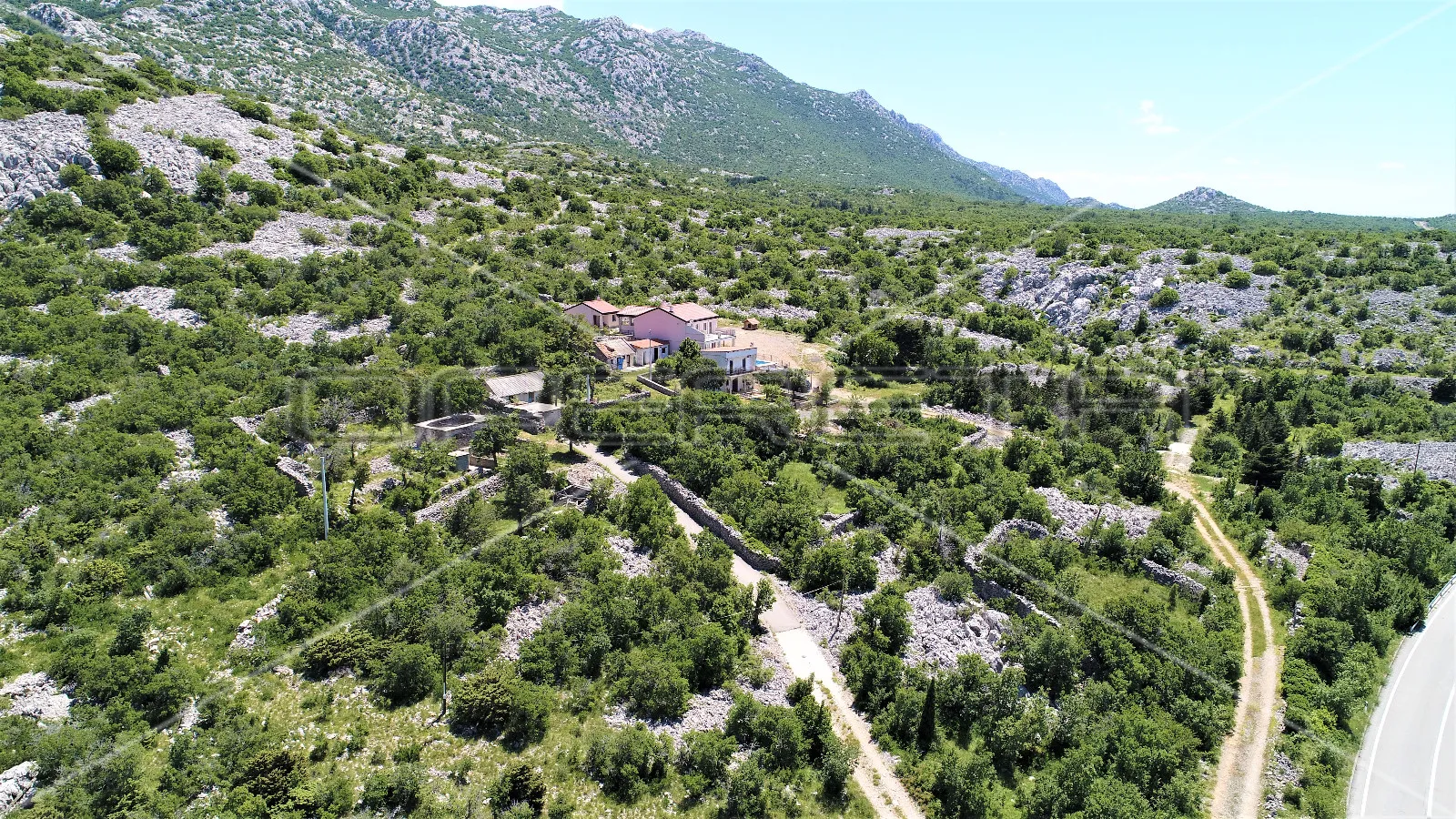 impresivna i izolirana kuća s bazenom u parku prirode velebit - slika 9